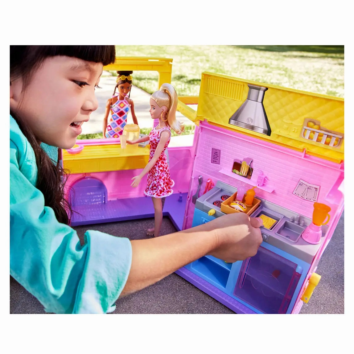 Barbie Lemonade Lemonade Truck Playset with 25 Accessories