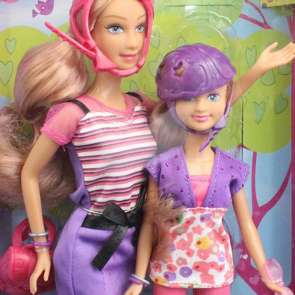 Defa Lucy Sisters Skating