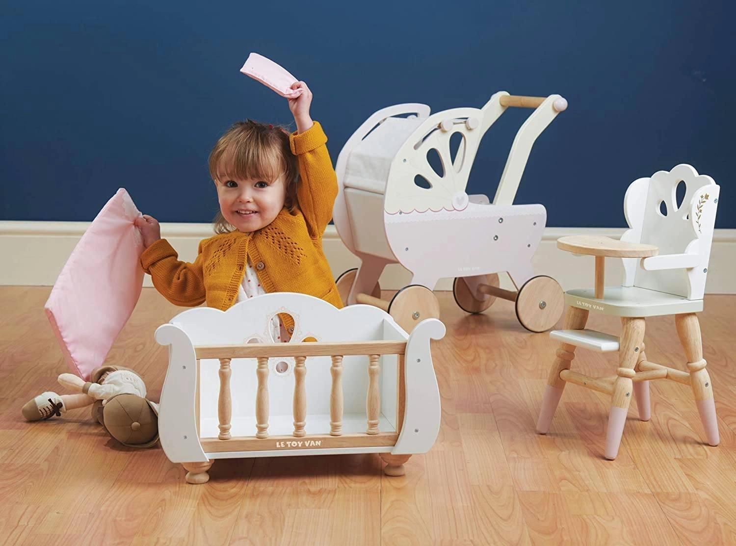 Le Toy Van Beautiful Sleigh Doll Cot